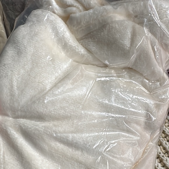 Fuzzy white Sweater - Picture 4 of 4